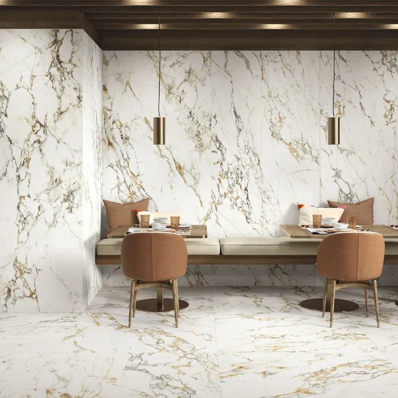 Habitación entera revestida de porcelánico de gran formato efecto mármol