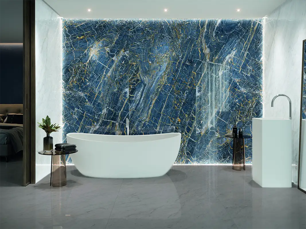 baño con pared espectacular de azulejo gran formato gris y azul