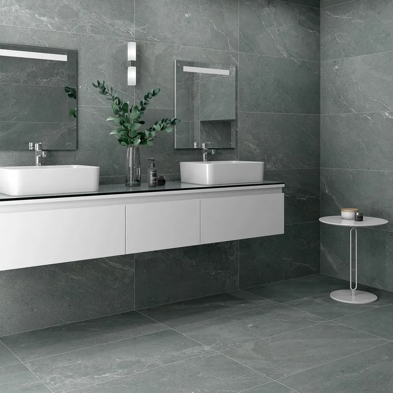 azulejos grandes colcoados en un baño combinado por parquet